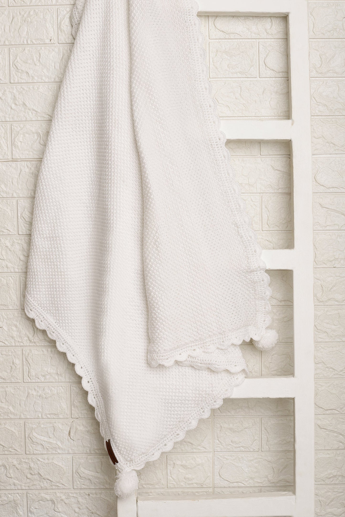 Pom Pom Hugs Blanket - White